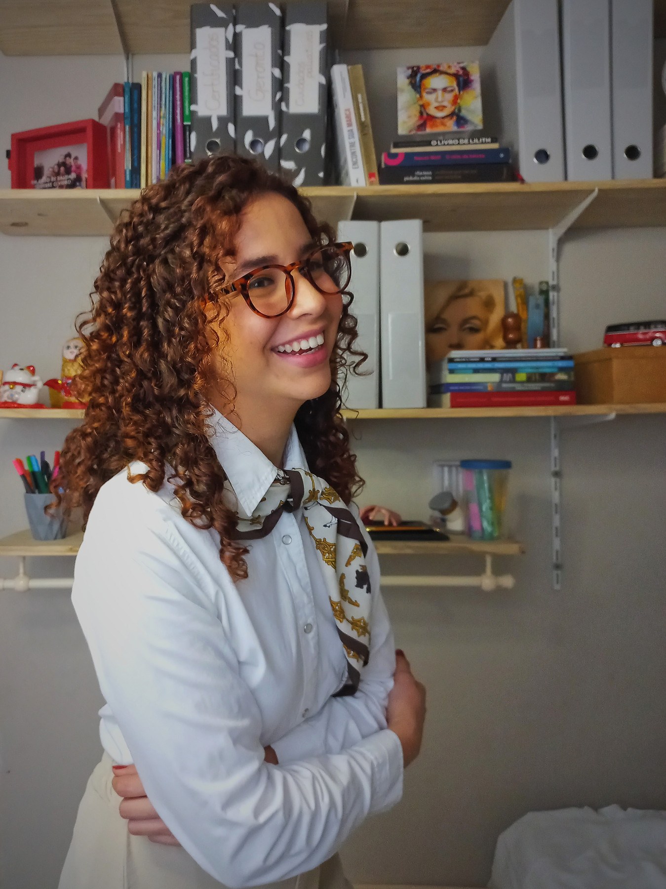 Fonoaudióloga Izabelle Vasconcelos sorrindo em seu consultório