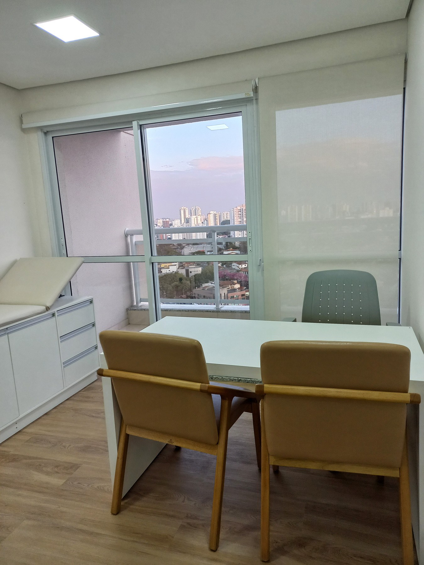 Sala de atendimento com mesa e cadeiras